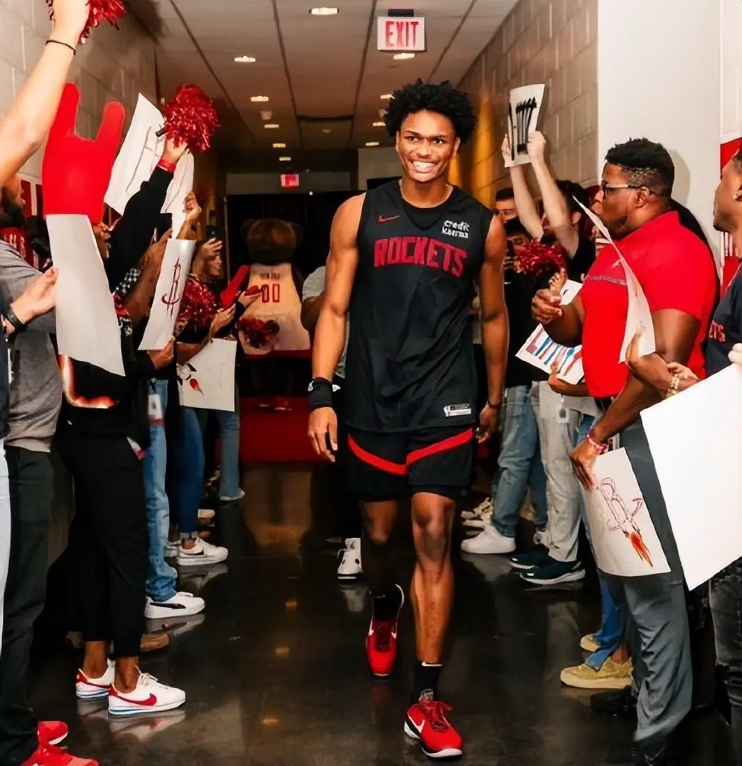 AA, 汤普森正在 AA, 汤普森正在